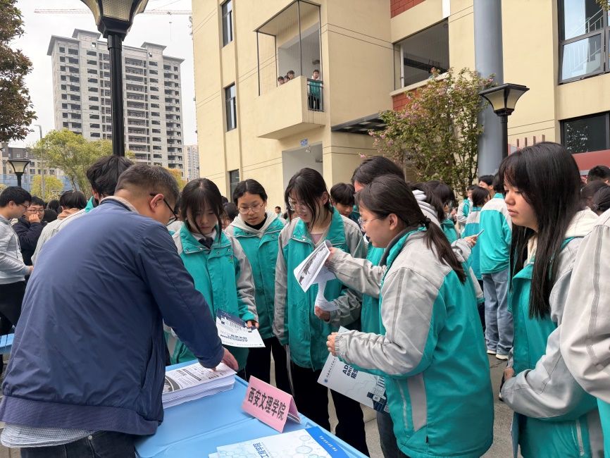 说明: C:\Users\Administrator\Desktop\2026年陕西安康线招生宣传\西安文理学院安康线照片\3.汉滨区高级中学\YEFG7887.JPG