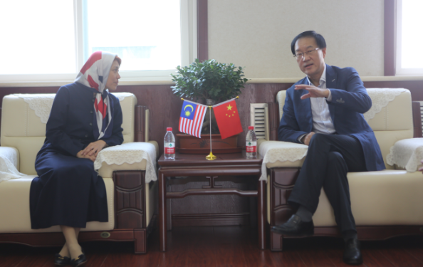 校长徐可为会见来宾 校长徐可为会见来宾
