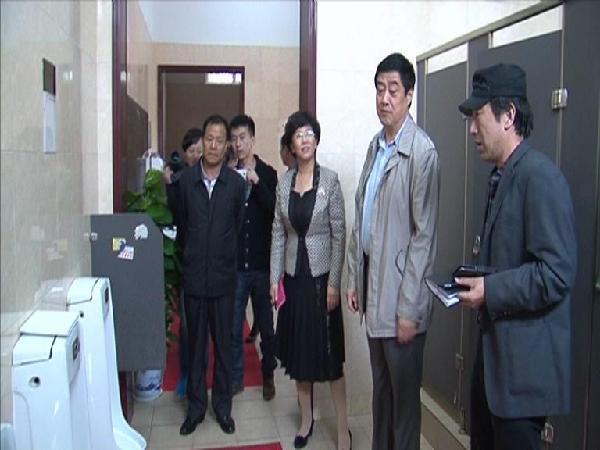 张建国一行检查西操场边卫生间卫生情况 张建国一行检查西操场边卫生间卫生情况
