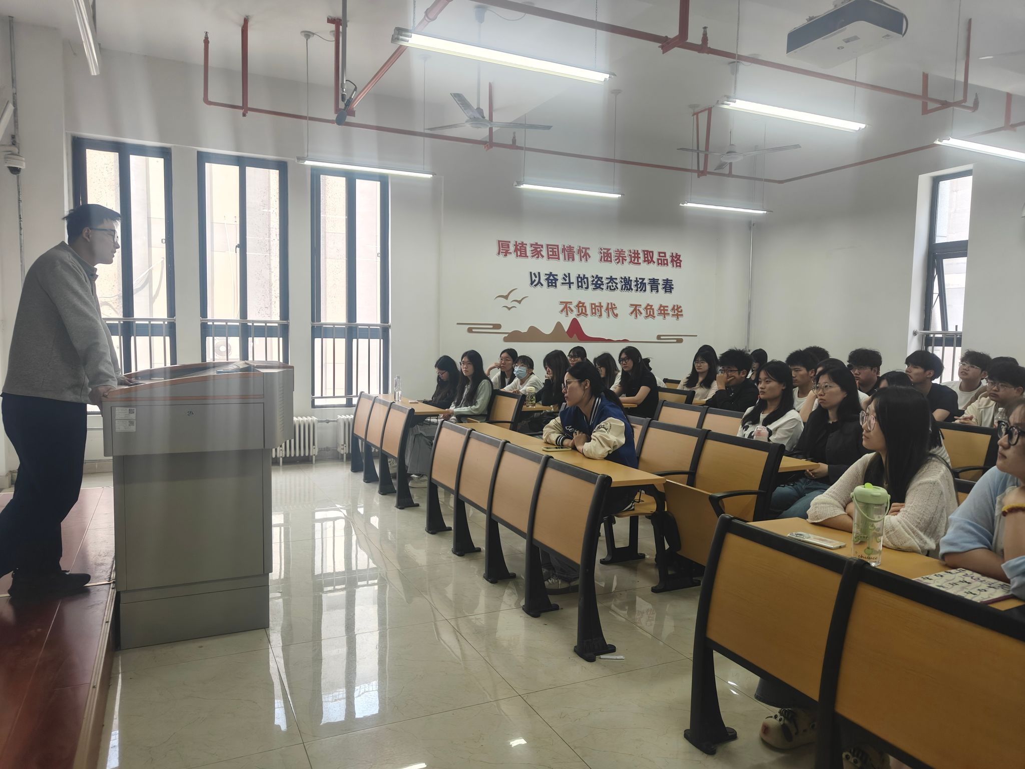 筑梦研途 扬帆再启航  -物理学专业召开2027届考研动员会